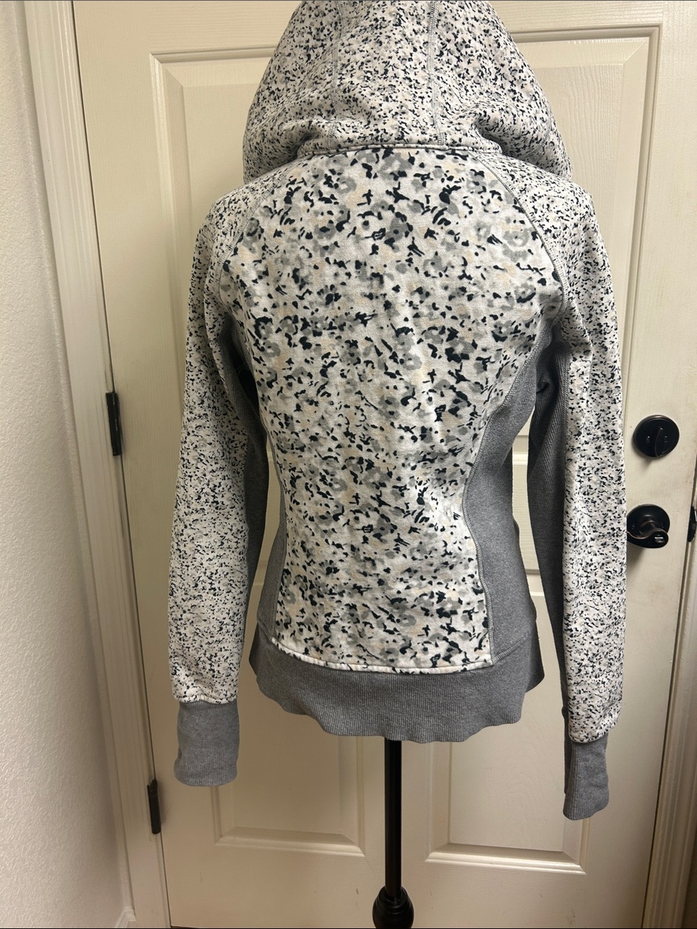 Lululemon Scuba Hoodie II in Not So Petite Fleur Silver Spoon / Heathered, Med - Picture 8 of 10